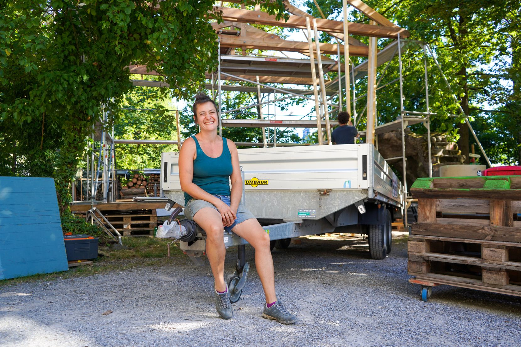 Nina Schneider, Mediensprecherin des Looren-Open-Airs, sitzt auf einer Anhängerkupplung.